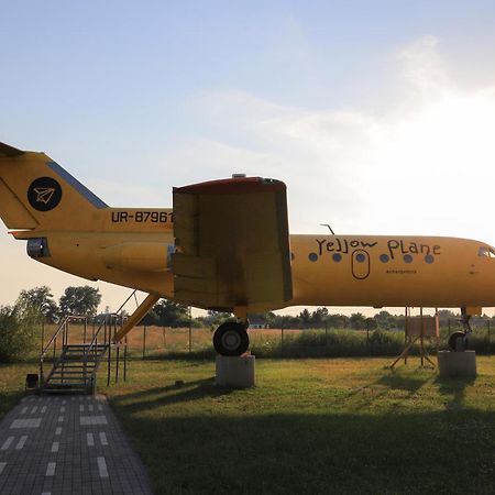 Yellow Plane Yurov 외부 사진