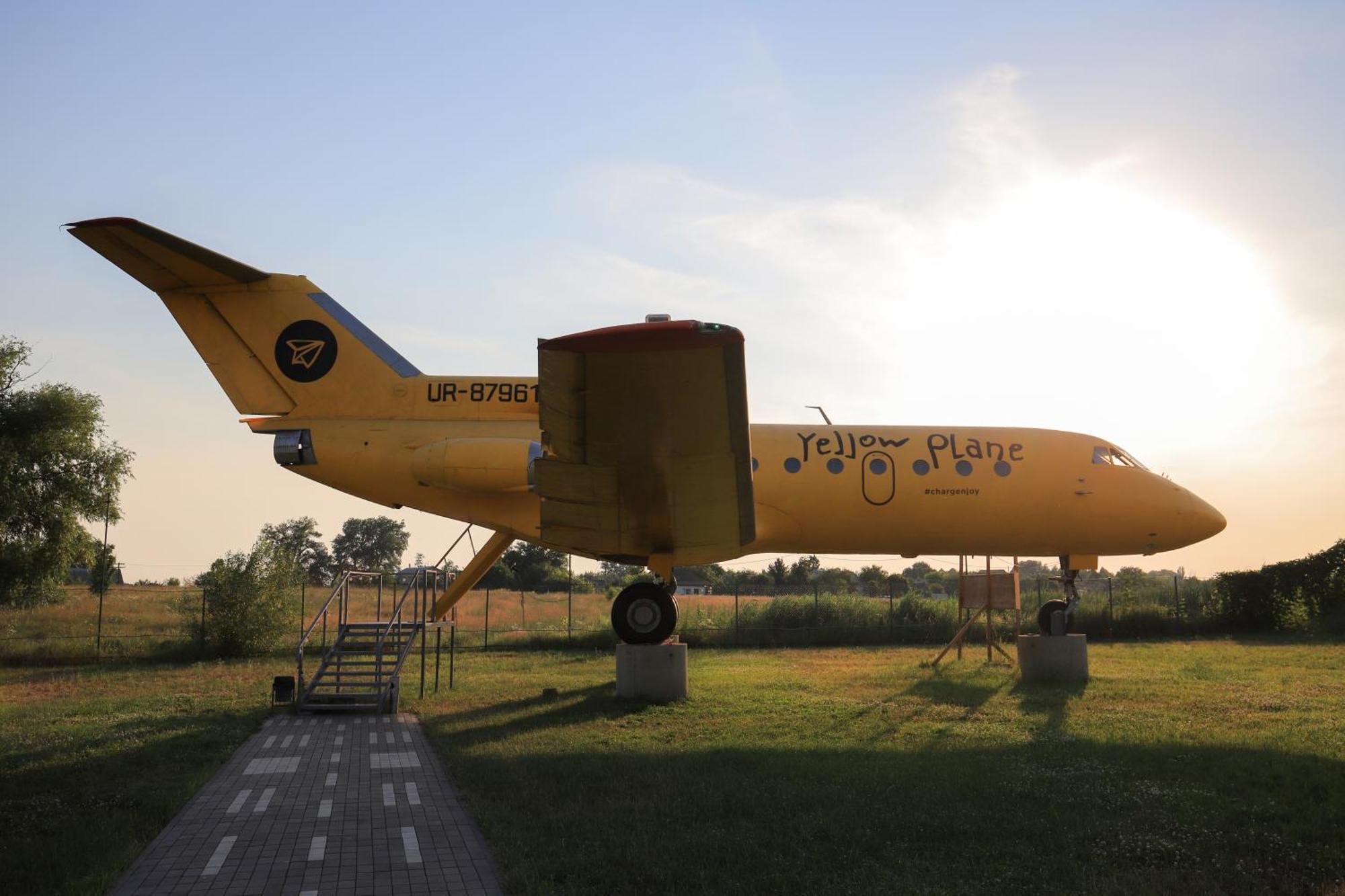 Yellow Plane Yurov 외부 사진