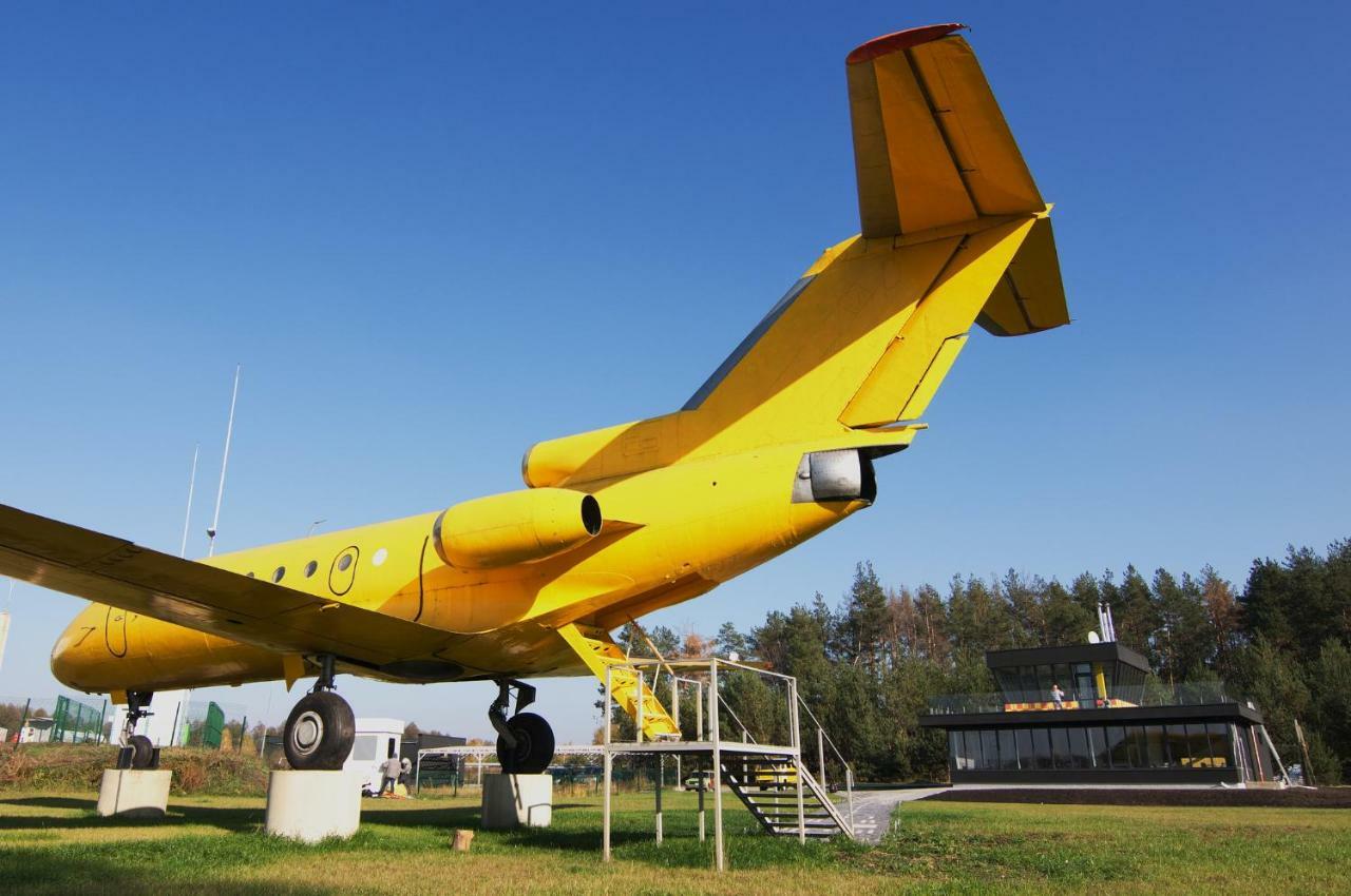 Yellow Plane Yurov 외부 사진